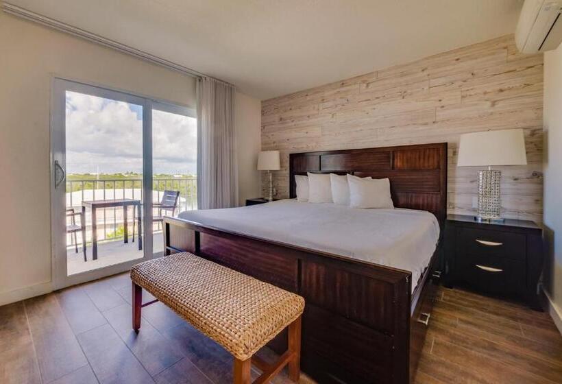 سوئیت با تخت بزرگ, Skipjack Resort & Marina