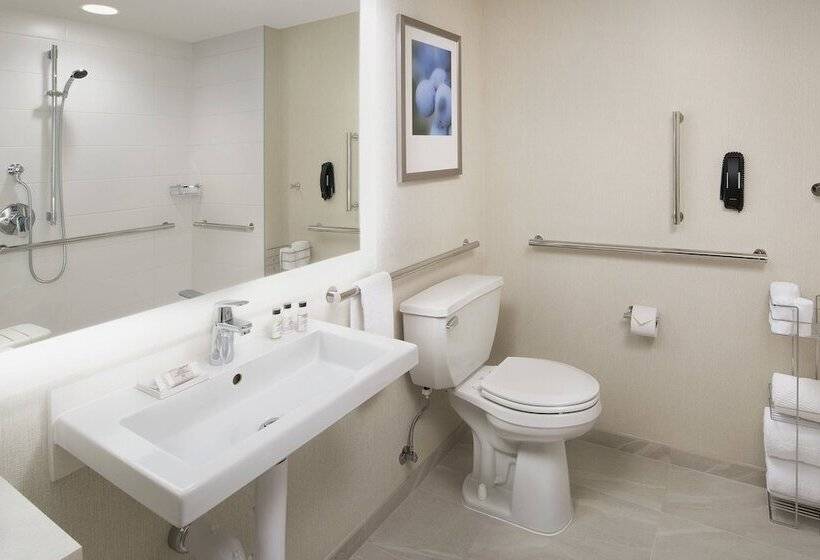 Номер Executive, Delta Hotels By Marriott Seattle Everett