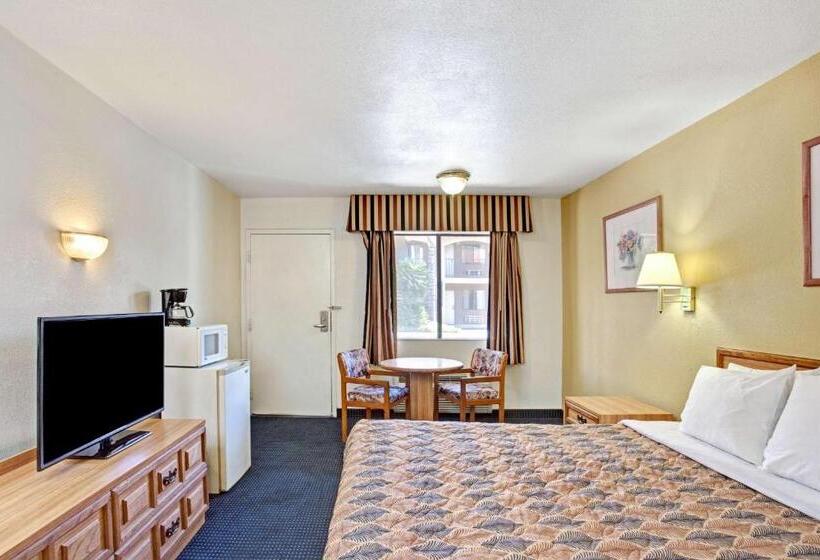 Люкс Deluxe Кровать Кинг, Travelodge By Wyndham Banning Casino And Outlet Mall