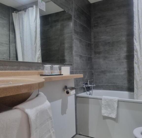 اتاق استاندارد با چشمانداز, Eiffel Kensington