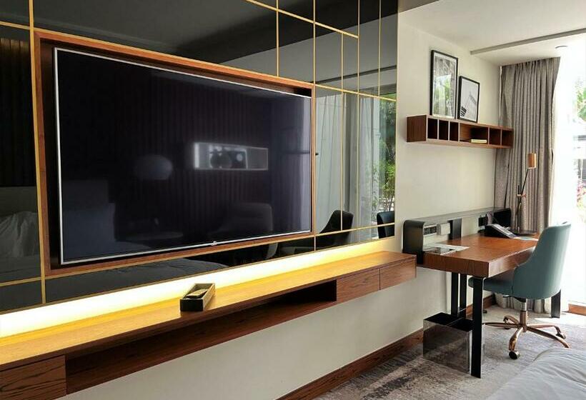 Номер Deluxe Вид на Сад, Le Méridien Dubai Hotel & Conference Centre