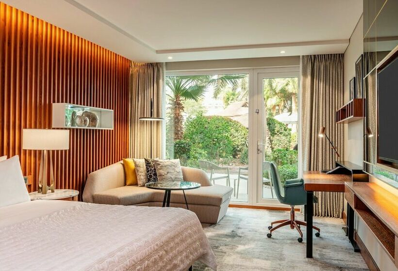 Номер Deluxe Вид на Сад, Le Méridien Dubai Hotel & Conference Centre