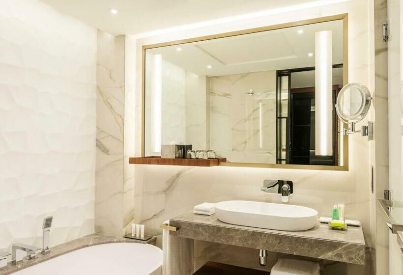 Клубный номер с видом на сад, Le Méridien Dubai Hotel & Conference Centre
