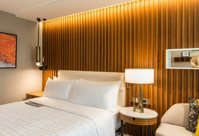 Номер Superior Вид на Бассейн, Le Méridien Dubai Hotel & Conference Centre