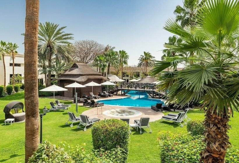 Номер Superior Вид на Бассейн, Le Méridien Dubai Hotel & Conference Centre
