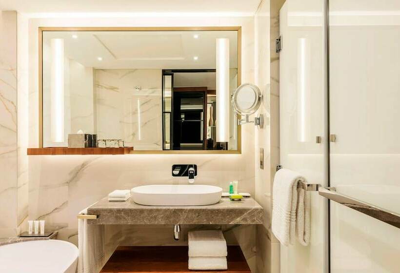 Номер Superior Вид на Бассейн, Le Méridien Dubai Hotel & Conference Centre