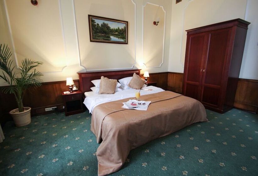 سوییت جونیور, Legendary Hotel Sovietsky