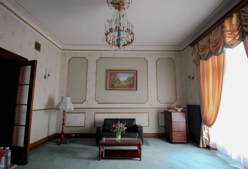 سوییت جونیور, Legendary Hotel Sovietsky