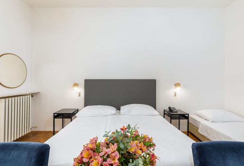 اتاق استاندارد با بالکن و چشم‌انداز دریا, Brijuni Rooms Karmen