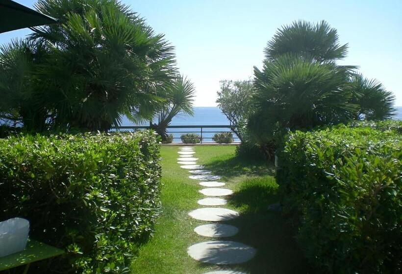 سوییت با چشم‌انداز دریا, Grand Hotel Del Mare Resort & Spa