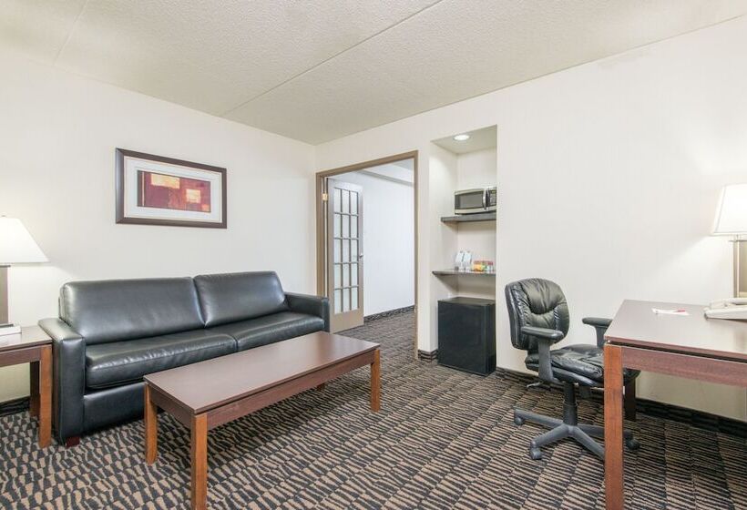 スイート, Ramada Plaza By Wyndham Niagara Falls