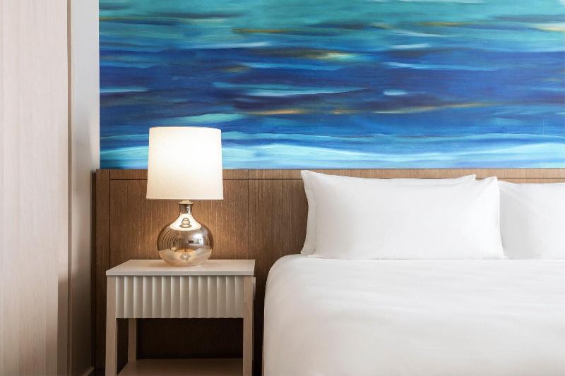 اتاق استاندارد با تخت بزرگ, Sheraton Waikiki Beach Resort