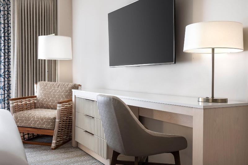 اتاق استاندارد با تخت بزرگ, Sheraton Waikiki Beach Resort