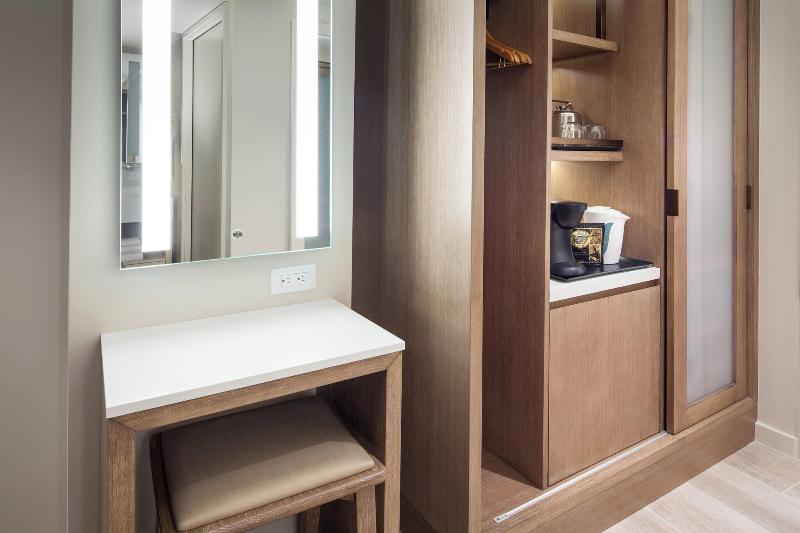 اتاق استاندارد با تخت بزرگ, Sheraton Waikiki Beach Resort