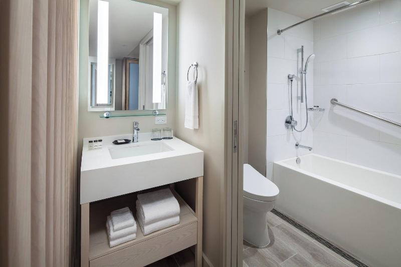 اتاق استاندارد با تخت بزرگ, Sheraton Waikiki Beach Resort