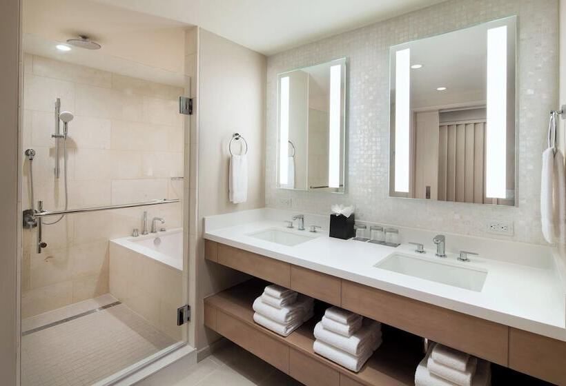 اتاق لوکس با چشم‌انداز دریا, Sheraton Waikiki Beach Resort