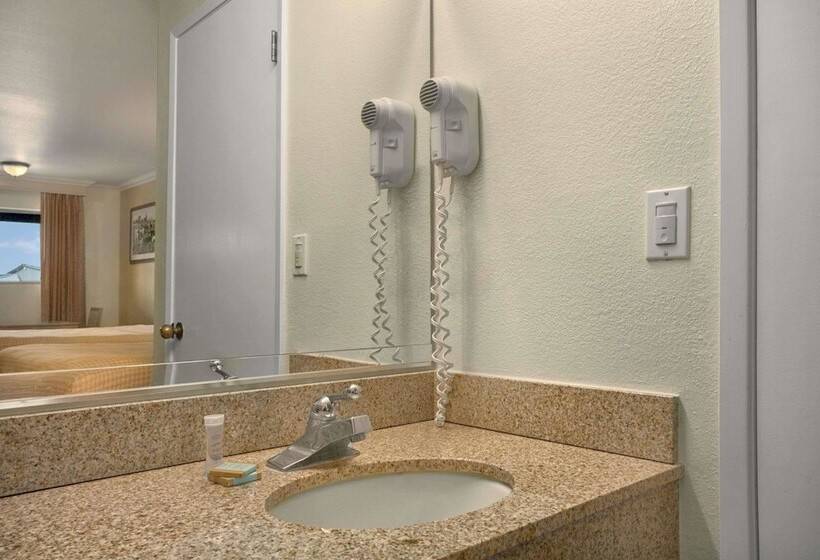 스탠다드 룸 더블 침대 2개, Travelodge By Wyndham Lemoore Near Naval Air Station