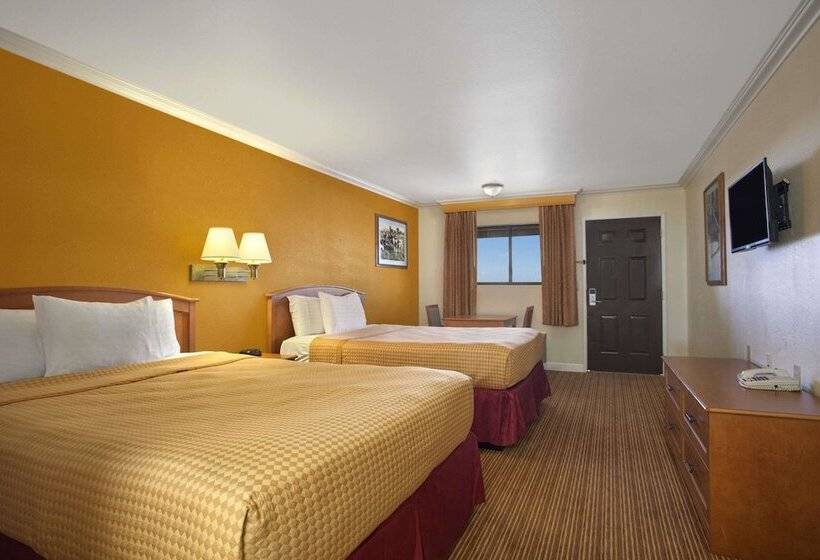 스탠다드 룸 더블 침대 2개, Travelodge By Wyndham Lemoore Near Naval Air Station