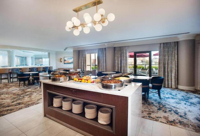 キングサイズベッドのクラブルーム, Delta Hotels By Marriott Victoria Ocean Pointe Resort