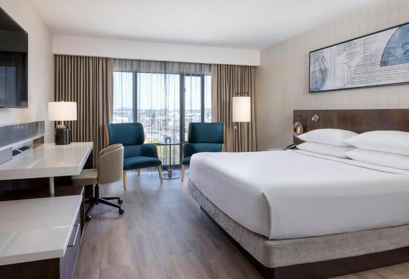 キングサイズベッドのクラブルーム, Delta Hotels By Marriott Victoria Ocean Pointe Resort