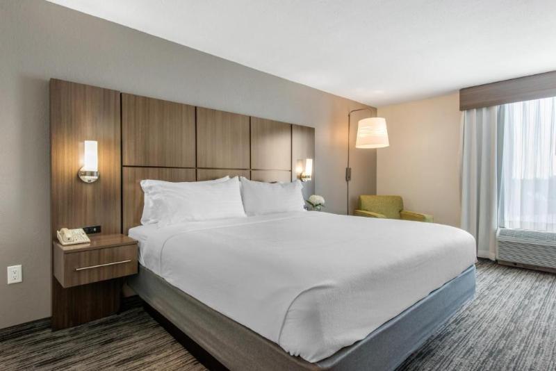 适合残疾人士使用的带超级大床的标准间, Holiday Inn Melbourne Viera Conference Ctr, An Ihg