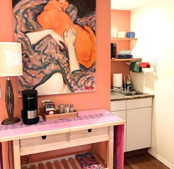 Студия Стандарт, Wisteria Guest House