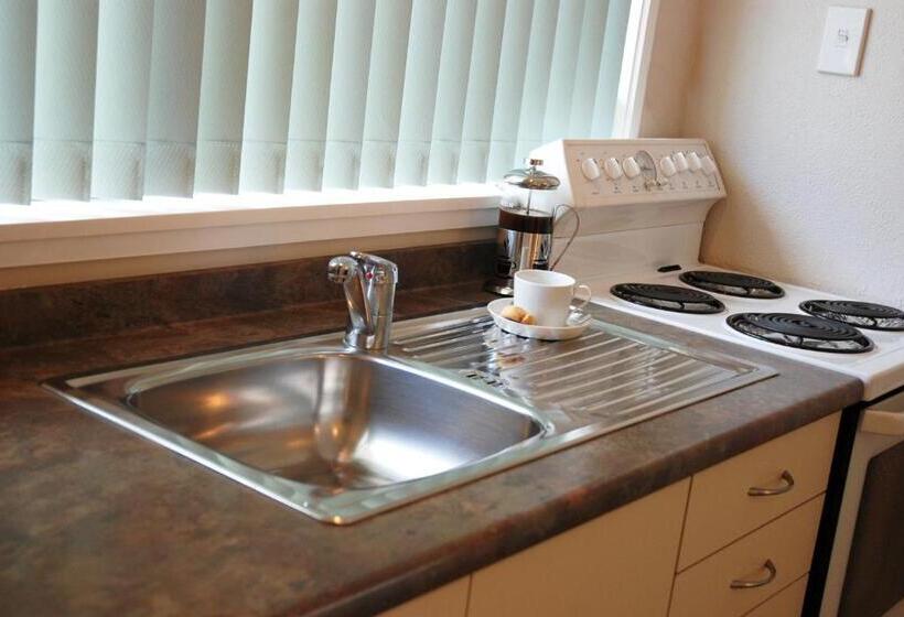 דירת חדר, Almond Court Motel