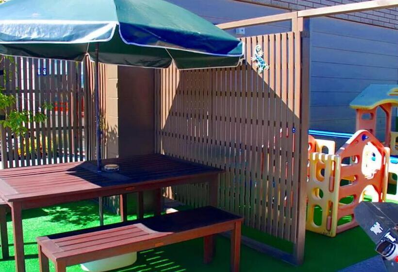 דירת שני חדרים, Almond Court Motel