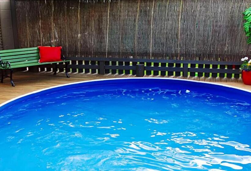 דירת שני חדרים, Almond Court Motel