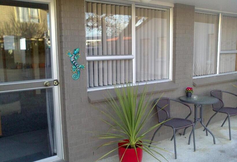 דירת חדר, Almond Court Motel