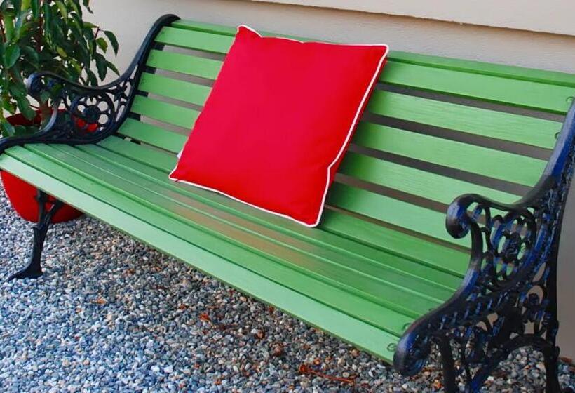 דירת שני חדרים, Almond Court Motel