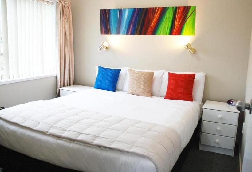 דירת שני חדרים, Almond Court Motel