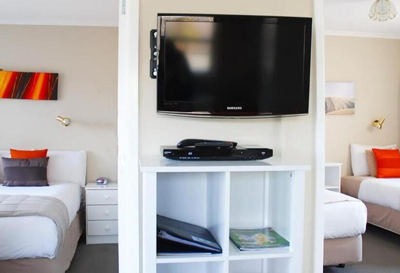 דירת שני חדרים, Almond Court Motel