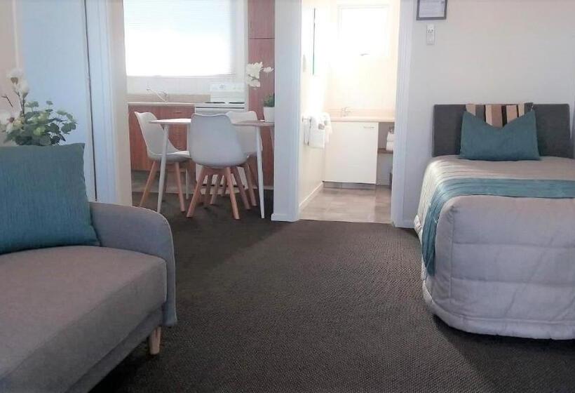 דירת חדר, Almond Court Motel