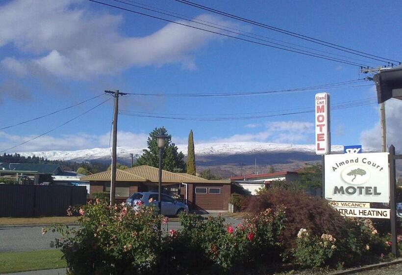 דירת שני חדרים, Almond Court Motel