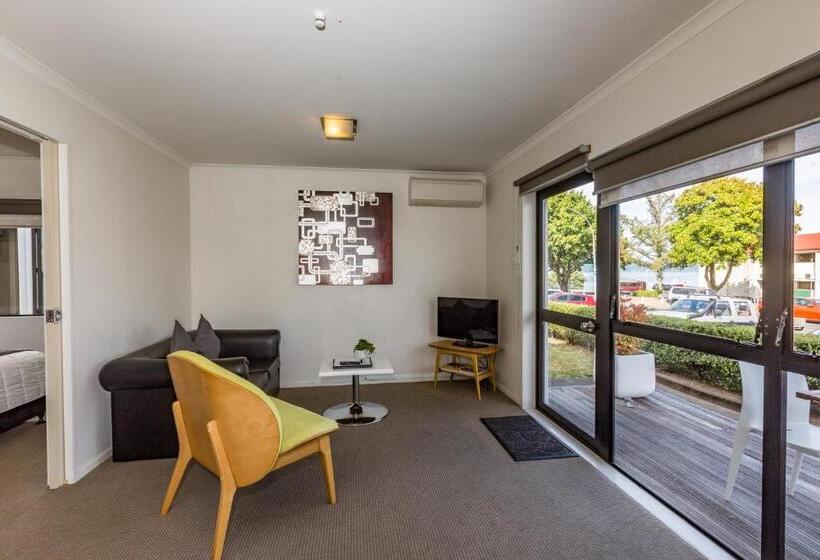 스탠다드 스튜디오, Le Chalet Suisse Motel Taupo