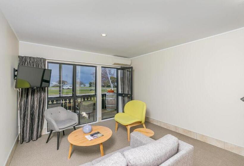 2 Bedroom Premium Apartment Lake View, Le Chalet Suisse Motel Taupo