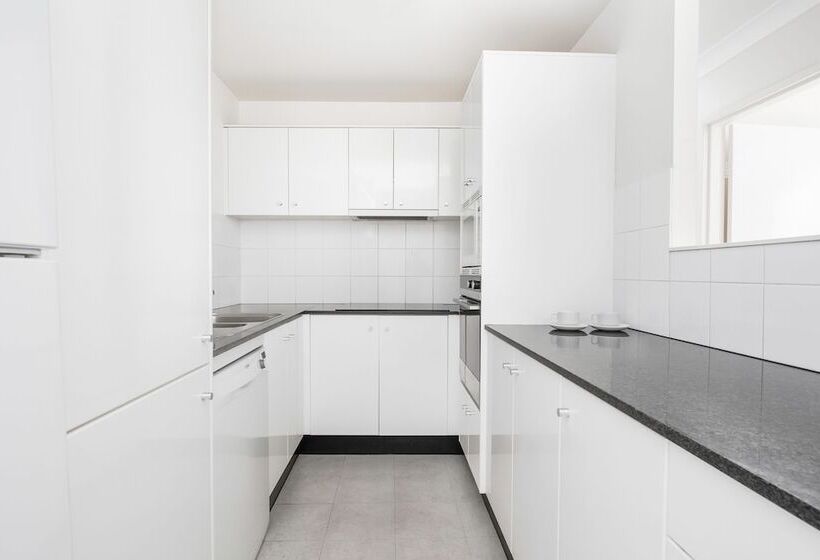 침실 3개 아파트, Breakfree Capital Tower Apartments