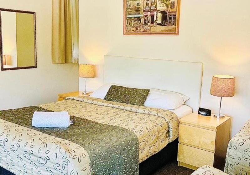 Семейный Номер, Connells Motel & Serviced Apartments