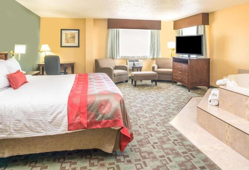 キングサイズベッドのデラックススイート, Ramada By Wyndham Saskatoon