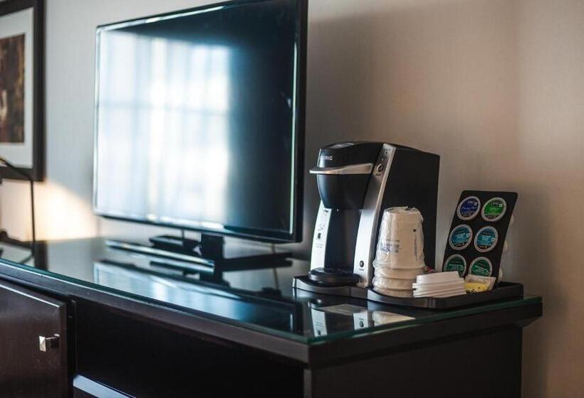 キングサイズベッドのスタンダードルーム, Ramada By Wyndham Surrey/langley