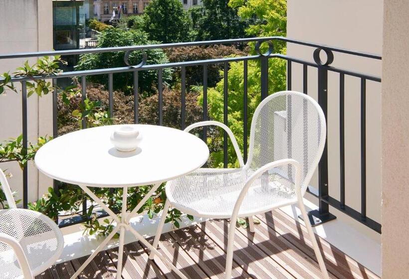 Classic room with balcony, Perpetual Elysée Montaigne