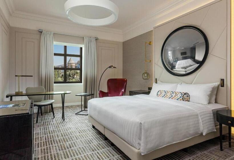 اتاق اجرایی با تخت بزرگ, Tbilisi Marriott