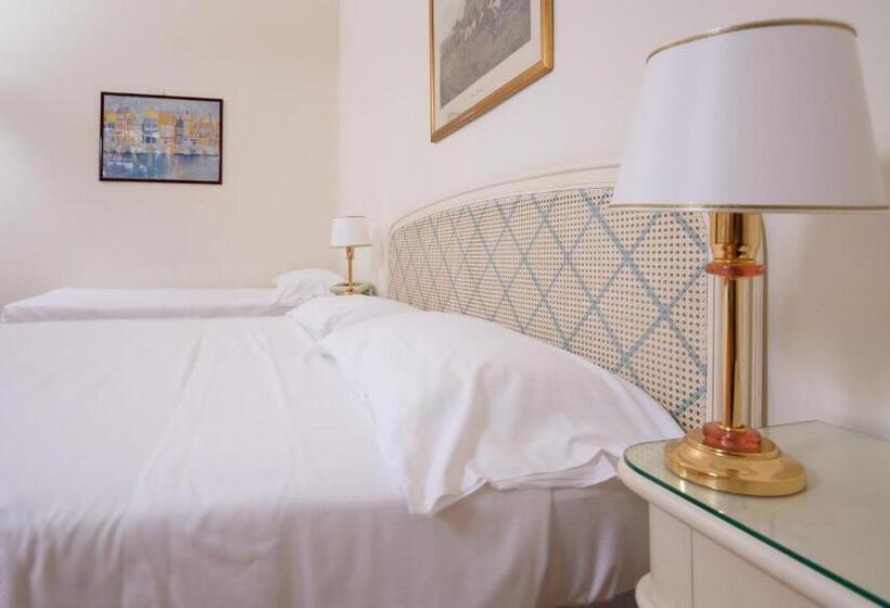 اتاق استاندارد سه نفره, Grand Hotel De Londres