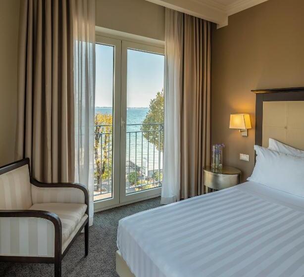 Suite with lake view, Villa Rosa Hotel Desenzano