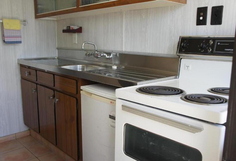 Семейный Номер, Airport Goldstar Motel