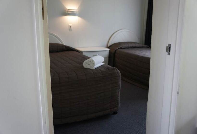 Семейный Номер, Airport Goldstar Motel
