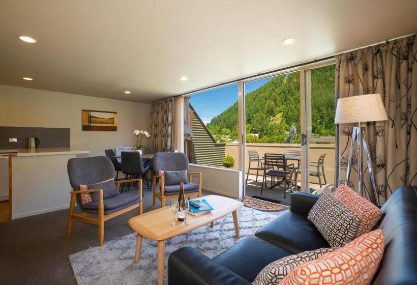 발코니가 있는 2 베드룸 아파트, Cranbury Court Apartments