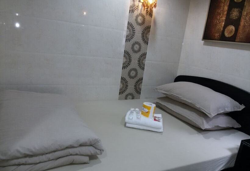 اتاق استاندارد یک نفره, Tom's Guest House