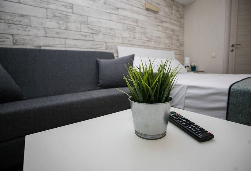 四人标准间, Station   Hostel